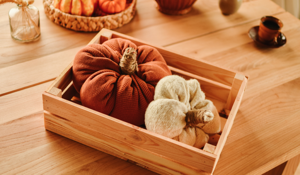 Halloween tekvice zo starých svetríkov v oranžovej a bielej farbe.